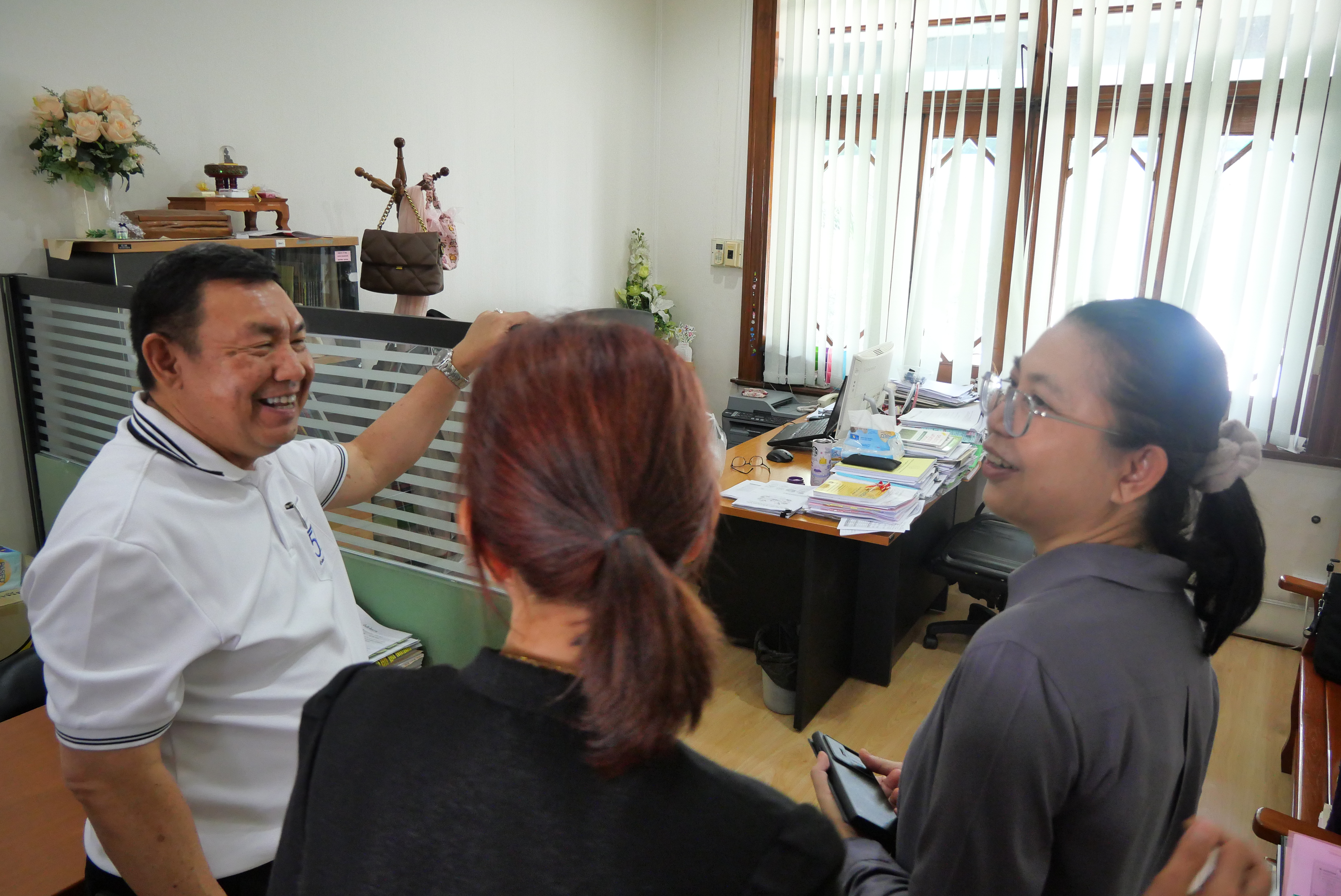 title - เลขาธิการ ส.ป.ก. ตรวจเยี่ยมบุคลากร ส.ป.ก. ถนนราชดำเนินนอก